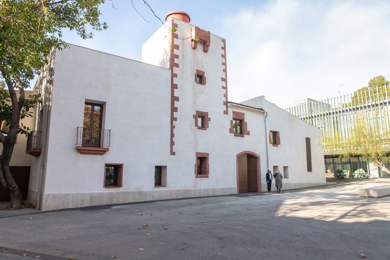Plantada de los gigantes frente al edificio de la Agrupación de Cultura Popular