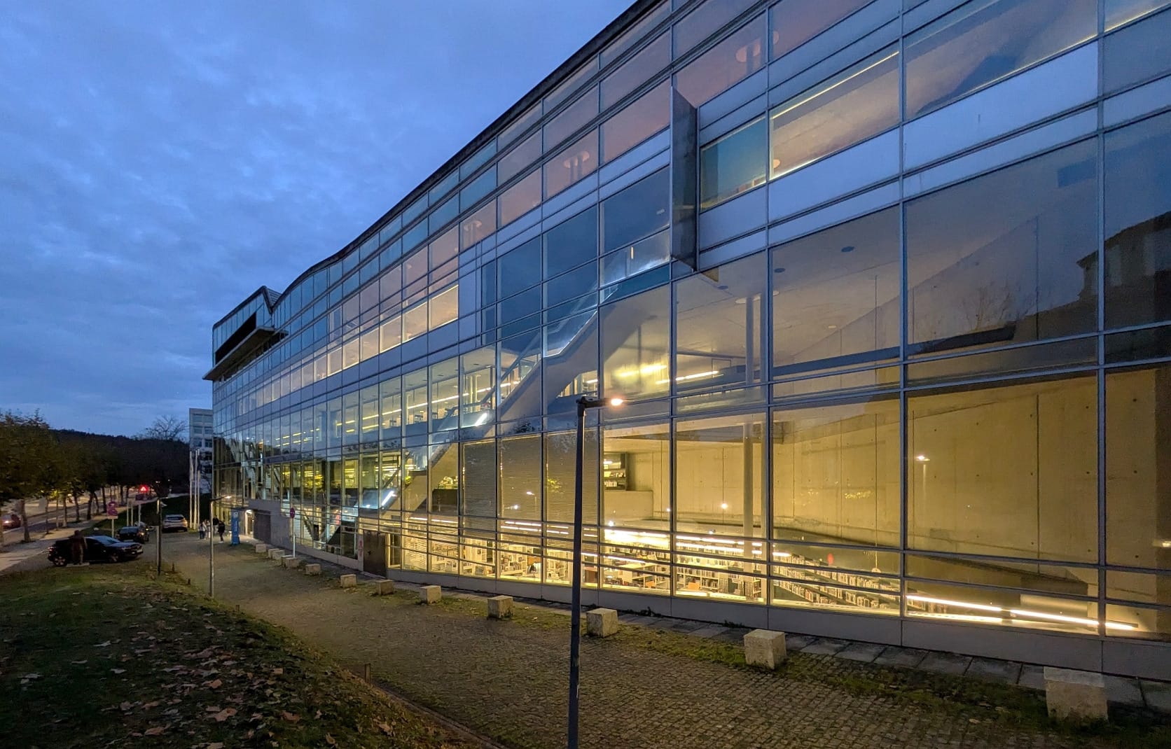 Observación del cielo nocturno con telescopio