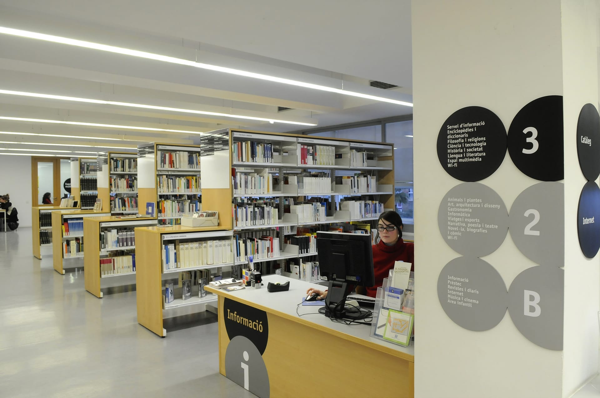 Exposición de libros sobre movilidad sostenible