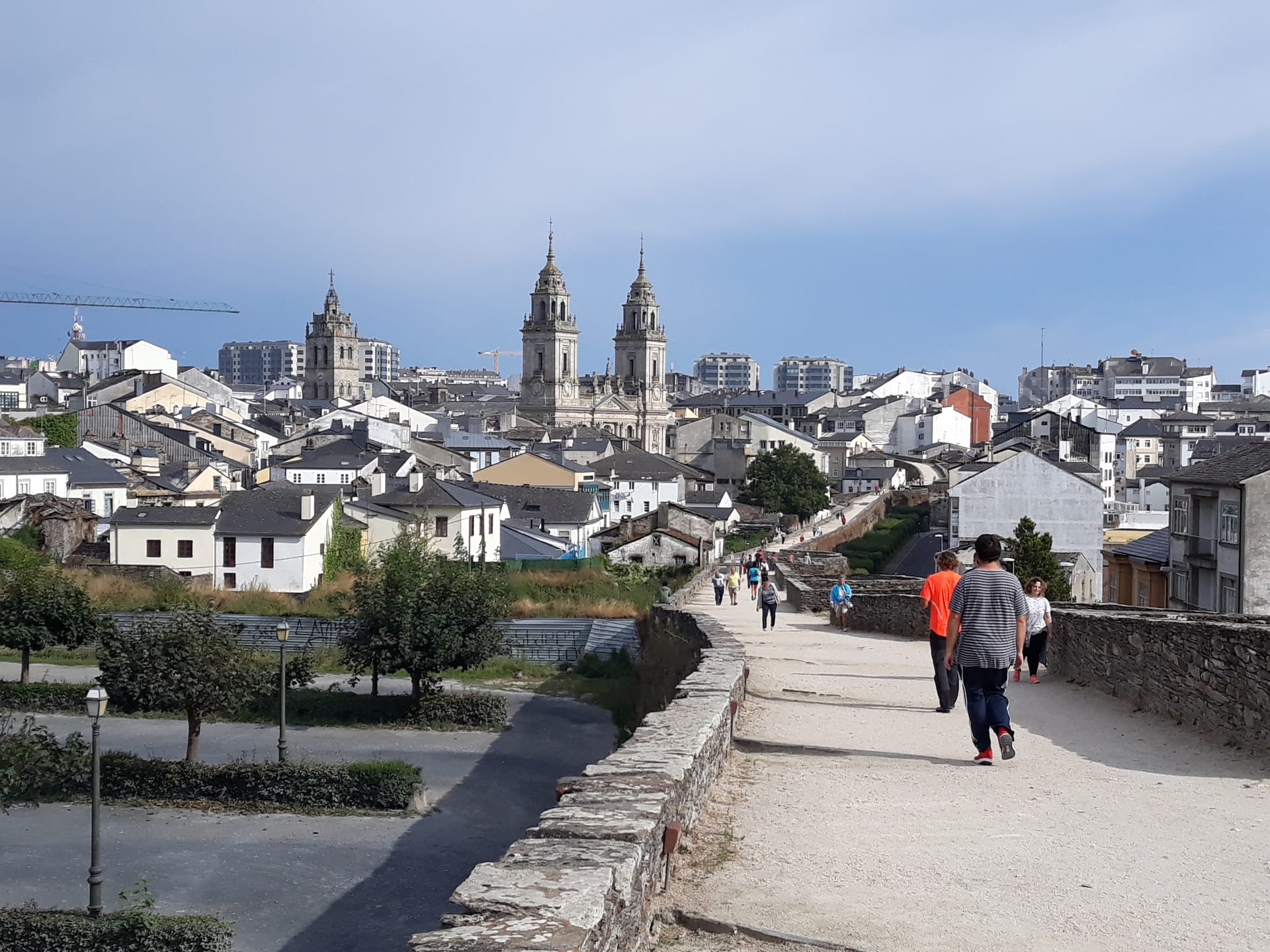 Andaina saludable por la Muralla de Lugo