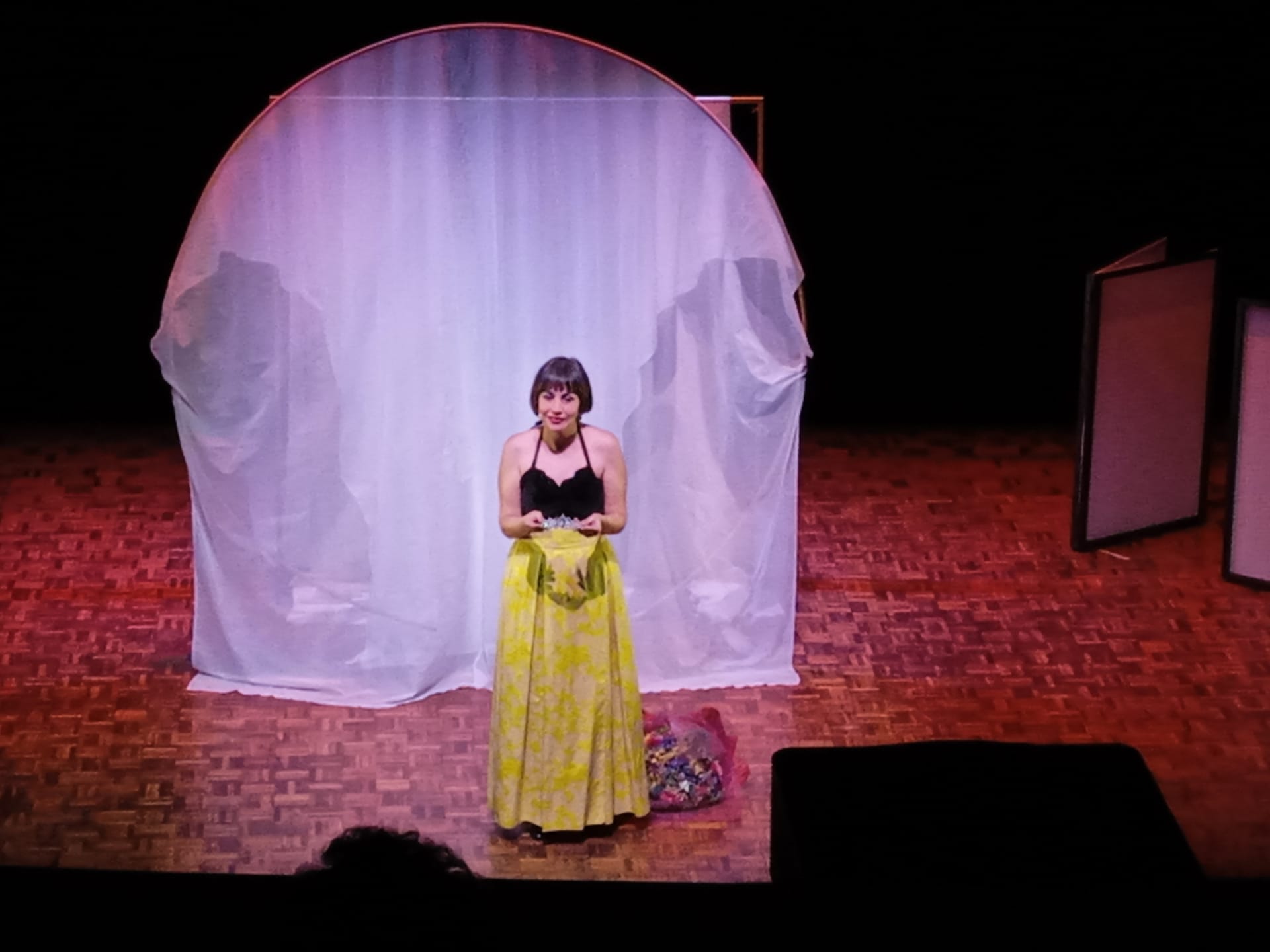 Unha muller cunha cámara