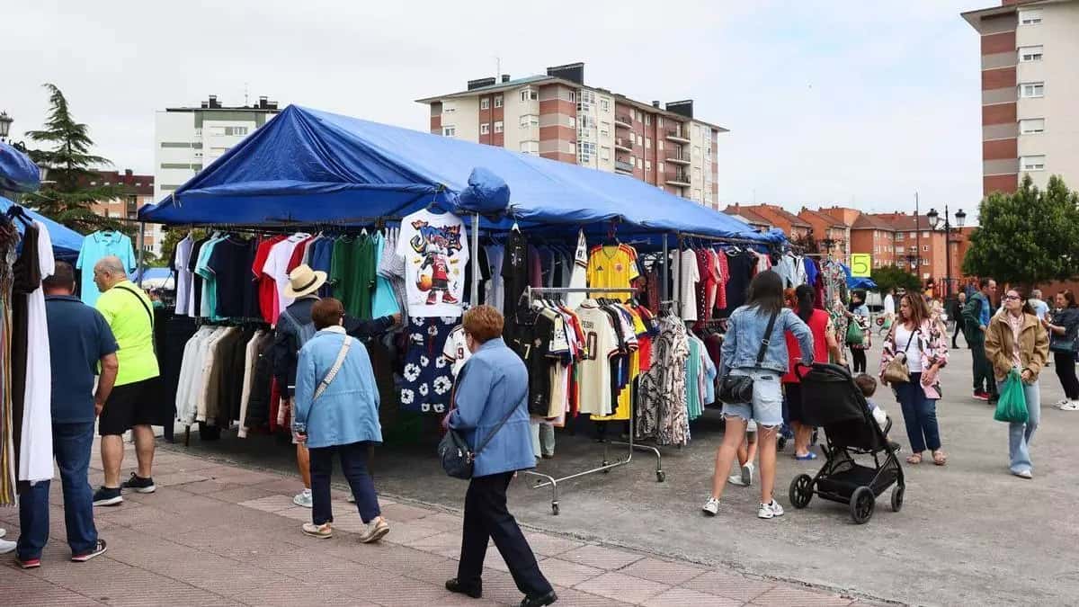 Folclore asturiano en el mercadillo de La Corredoria