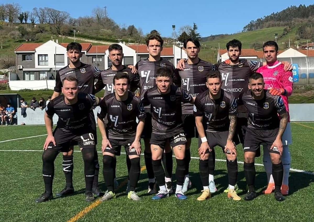 Partido de fútbol: La Corredoria contra Atlético de Siero