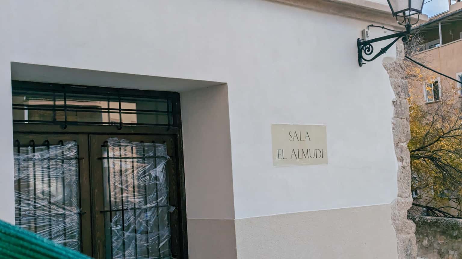 Y caemos, cubiertos de verbo