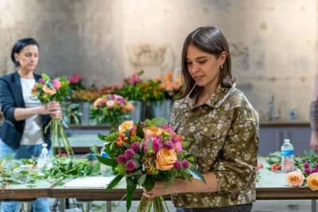 Moyses Stevens Classic Hand-Tied Bouquet Workshop