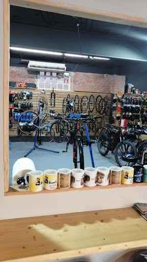 Manresana 1930: taller, bicis y café en Manresa