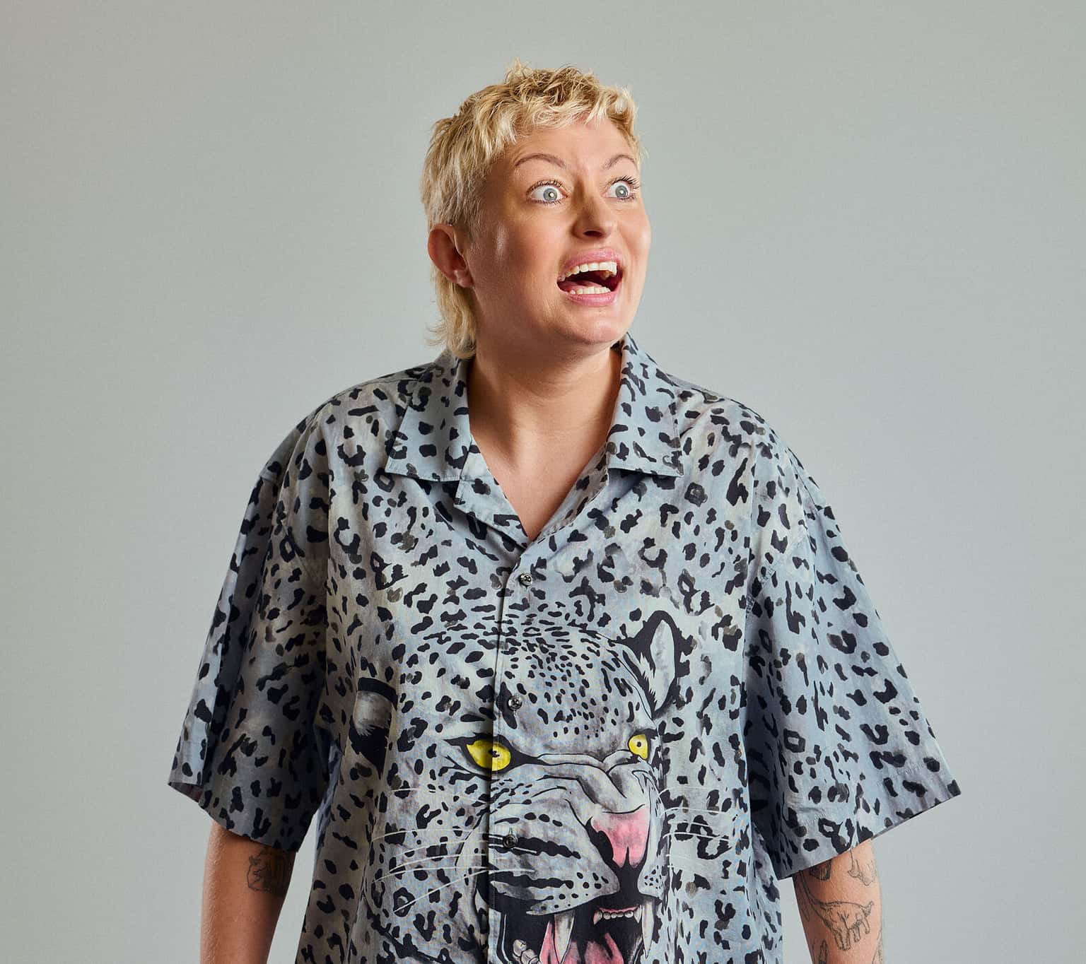 Harriet Dyer: Easily Distra...