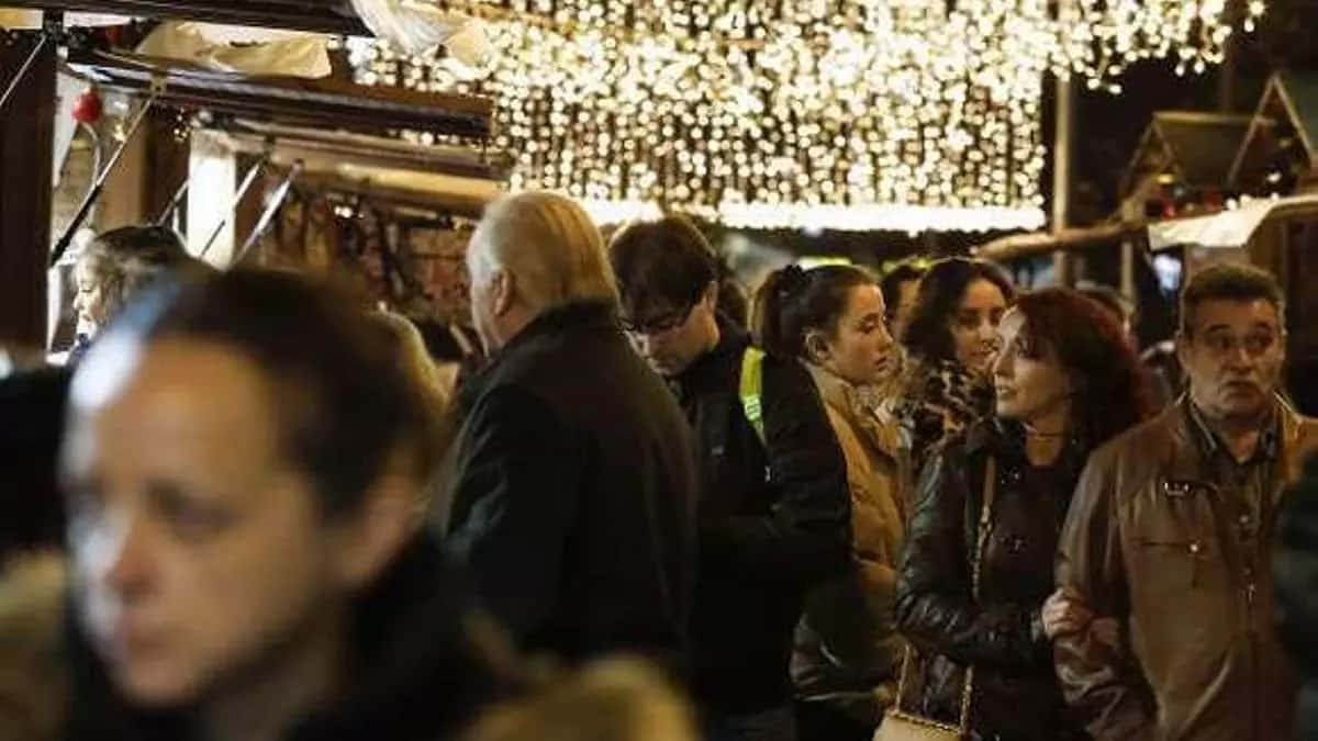 Mercadillo de puestos artesanos de Navidad en Las Meanas
