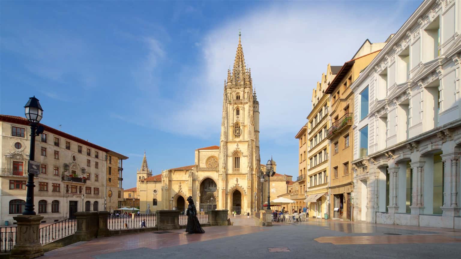 El Edificio de 1€: Una Ruta por las Joyas Olvidadas de Oviedo