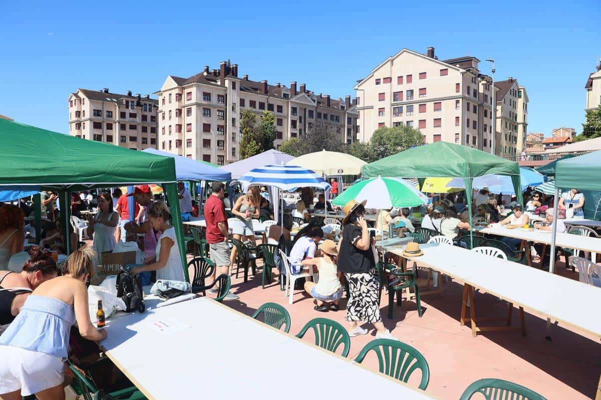 Comida en la Calle de Corvera: una mesa para miles