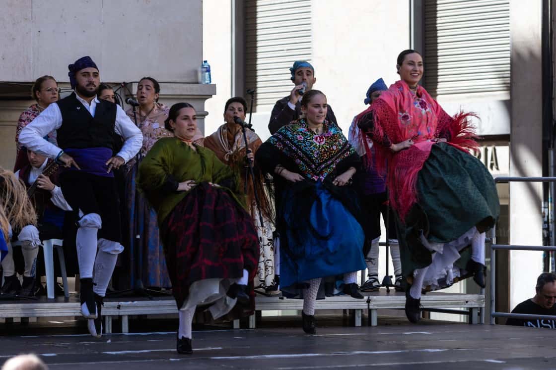La Pilarica: flores y jotas en la plaza del Torico
