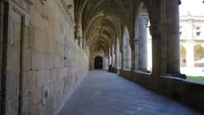 El Claustro das Ánimas: velas en el monasterio