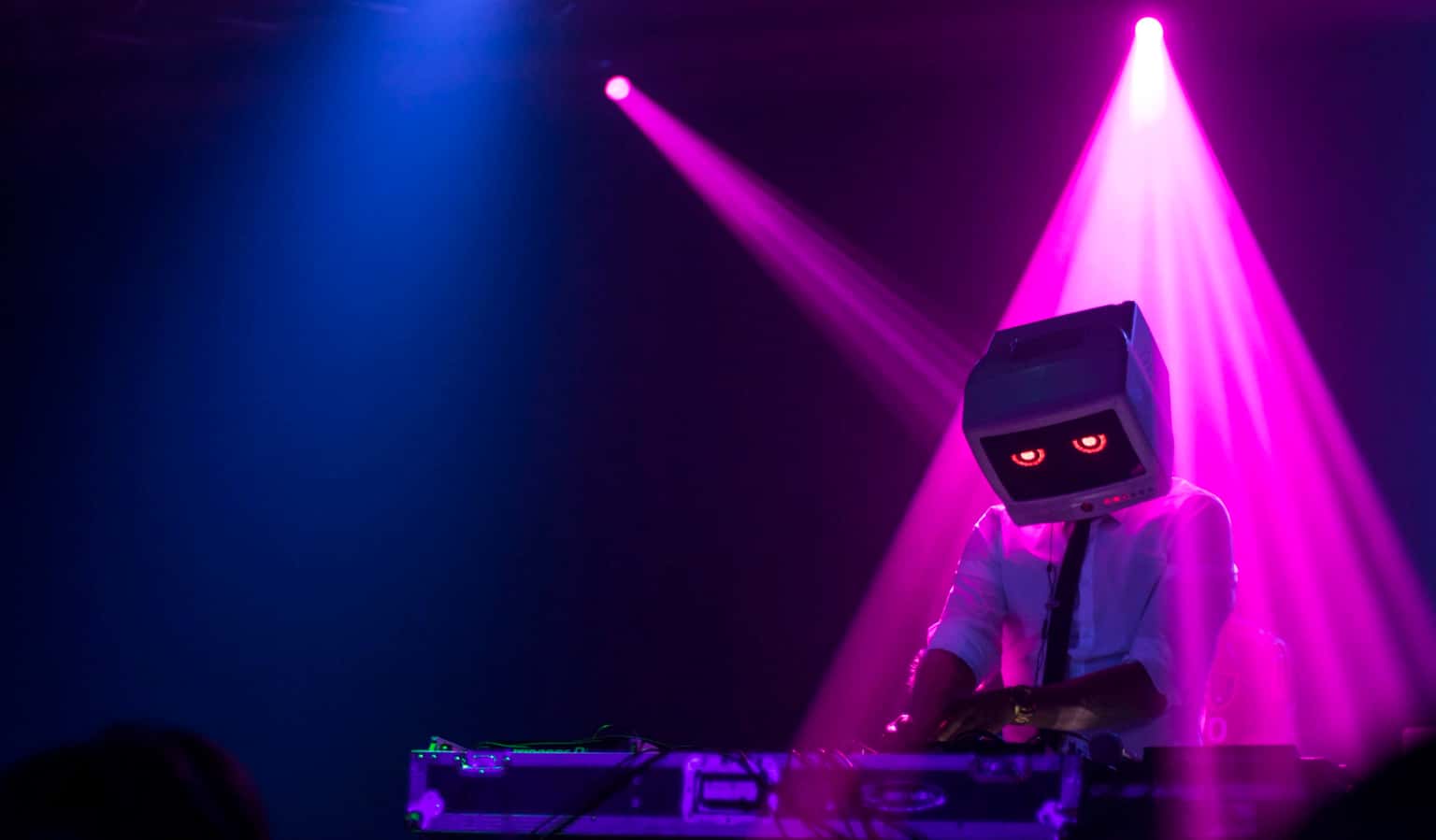 Y2K Throwback Thursday with Robot Dream and Pretty Pink Horror Story