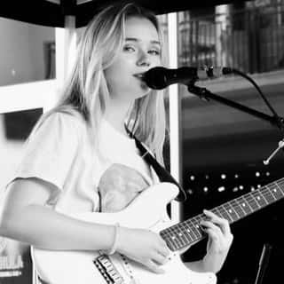 Girls with Guitars: Emma Jane / Daisy Summers / Madeleine May / Rihanna Grace