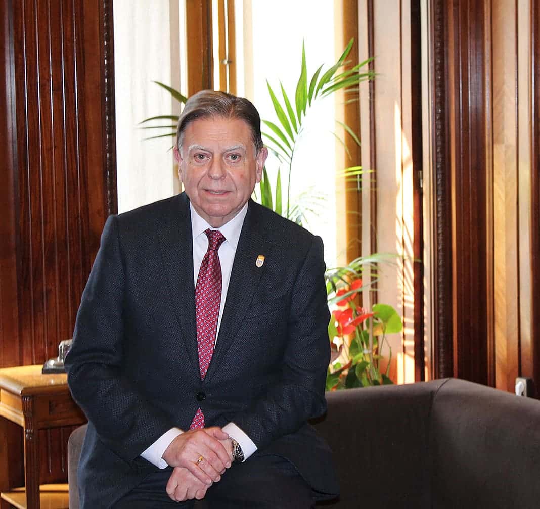 Entrega de la Medalla de Bronce a la Comisión de la Ley de Memoria Histórica