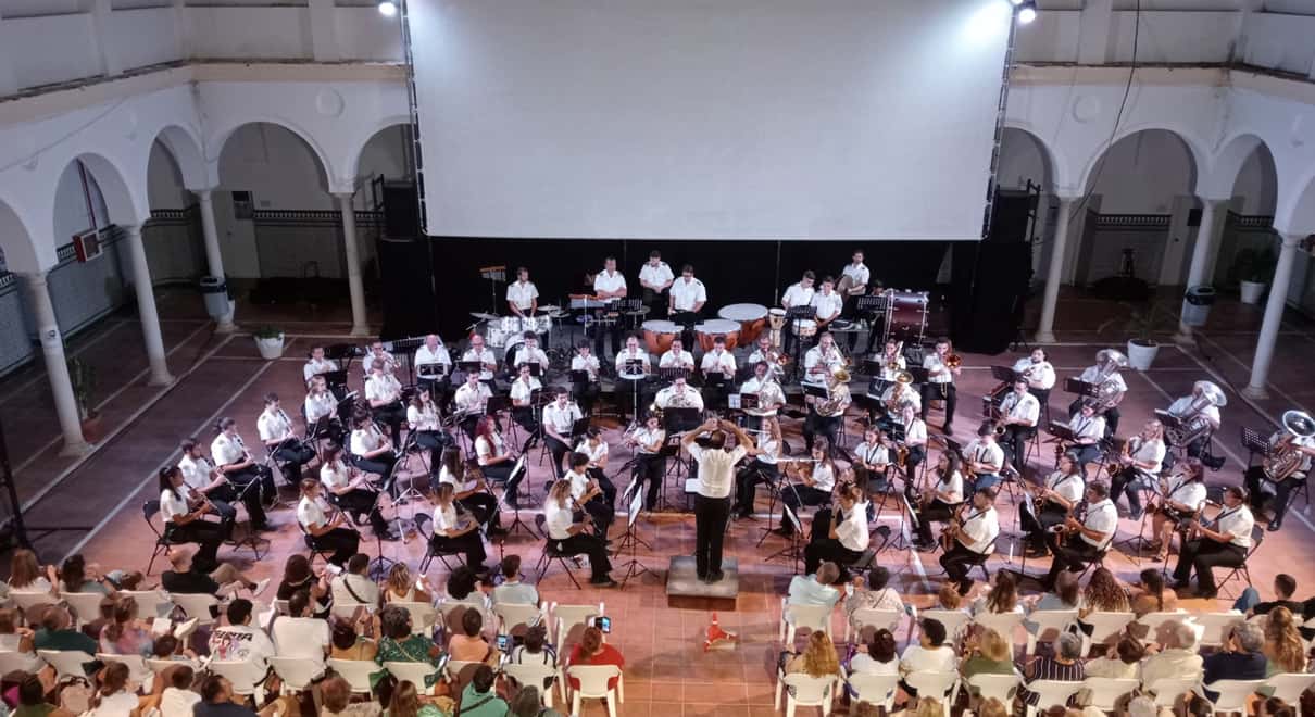 La Banda Maestro Dueñas llenó el Monasterio de la Victoria