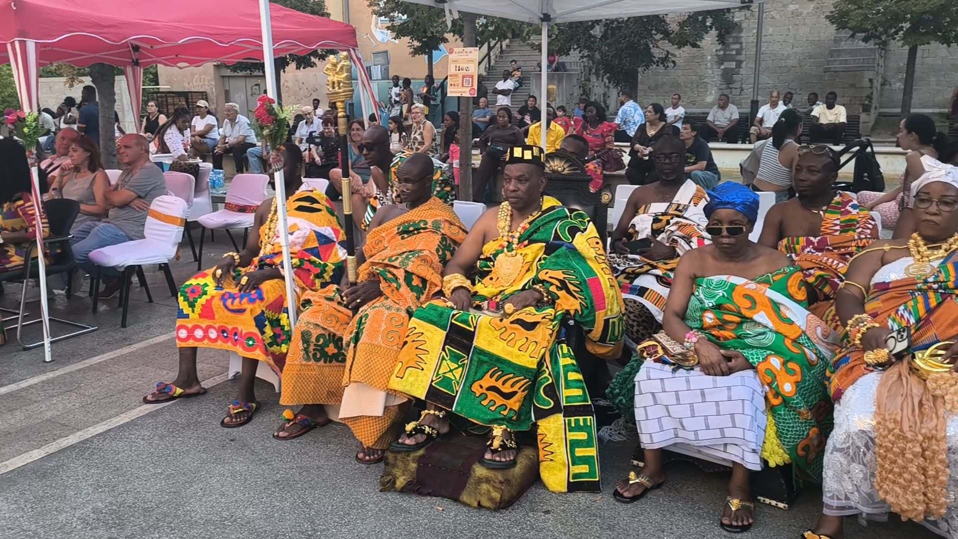 El Kente Festival llenó de color la plaza Sant Domènec