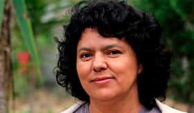 Homenaje a Berta Cáceres: Plantación de espiral aromática y mural