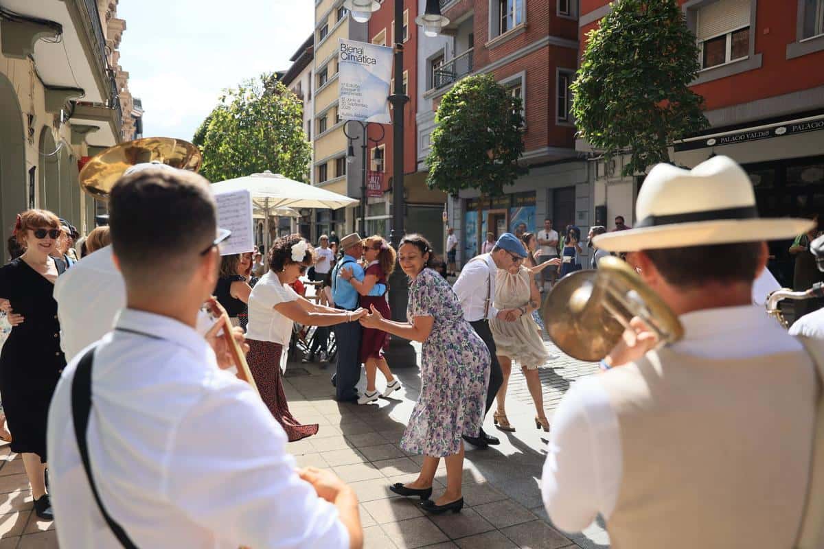 El swing llenó las plazas del centro de Avilés