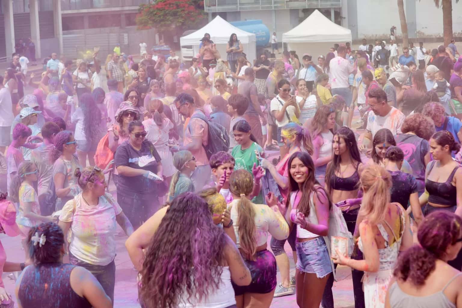 El Holi Fest llenó de colores la Plaza de Canarias