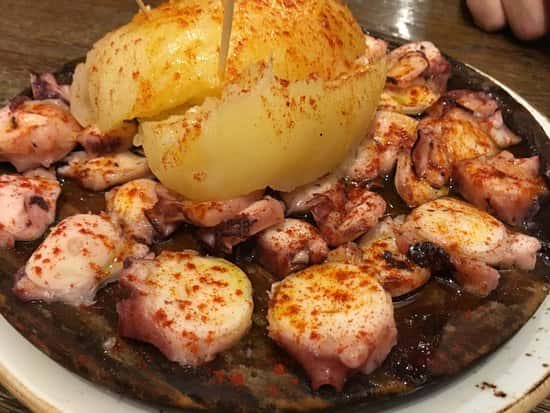 Mesón El Castillo en Lugo: Tapas, Tradición y Terraza