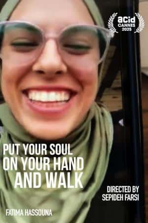 Proyección de Put Your Soul on Your Hand and Walk