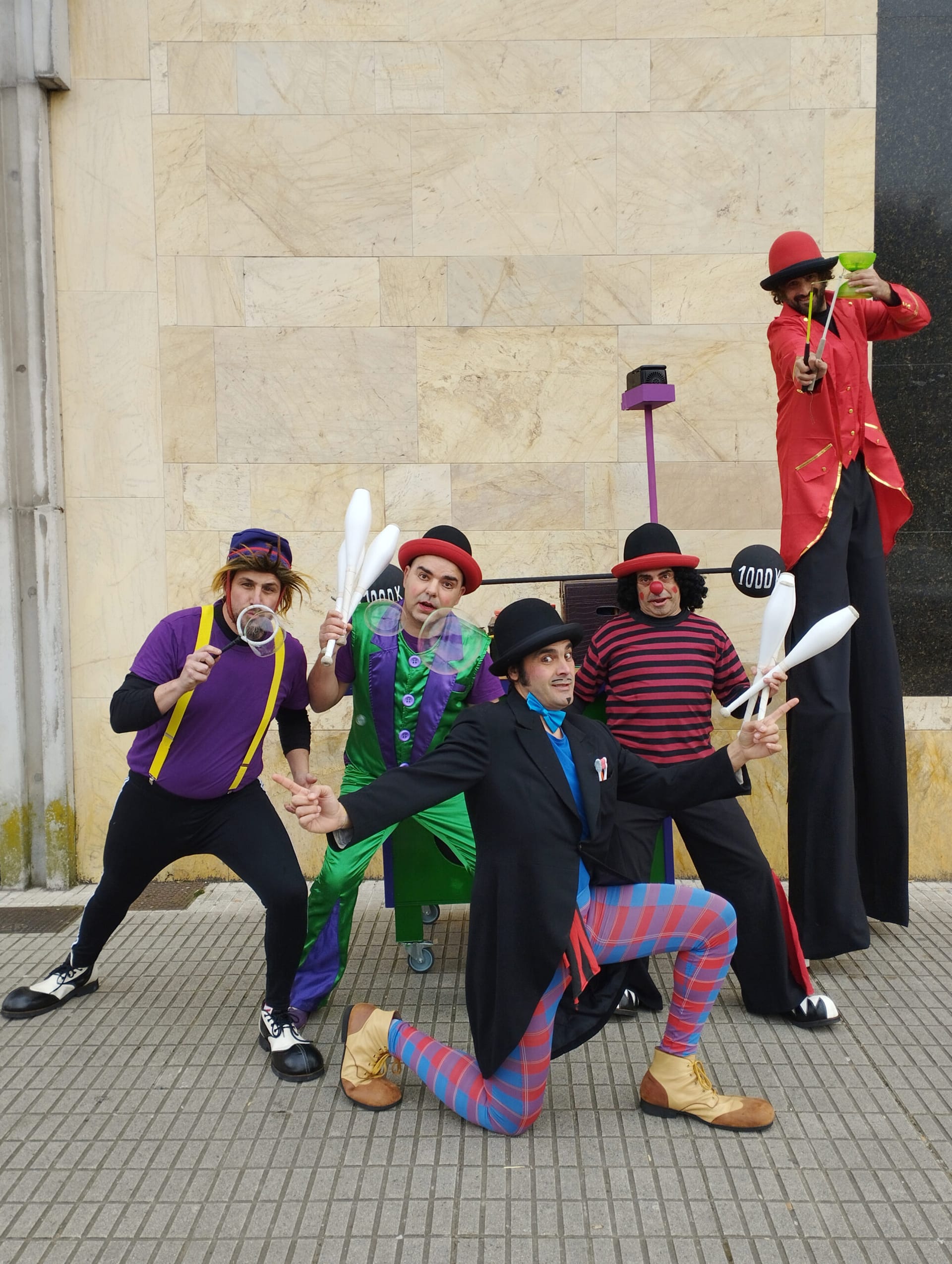 Animación de calle con Zancudos Funky