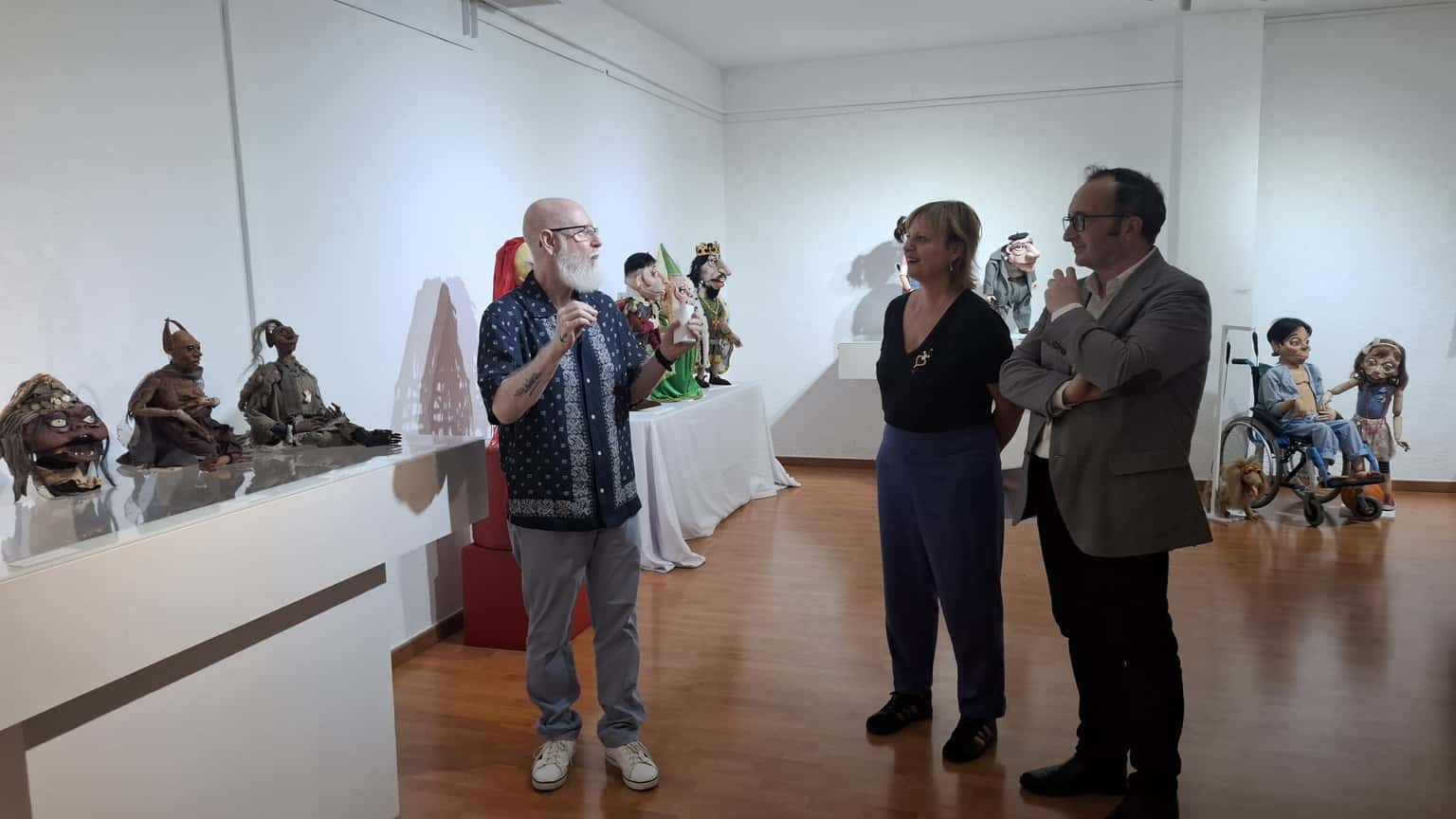 Tras el espejo. Con Ángel Calvente. 35 años creando historias (1989-2024)