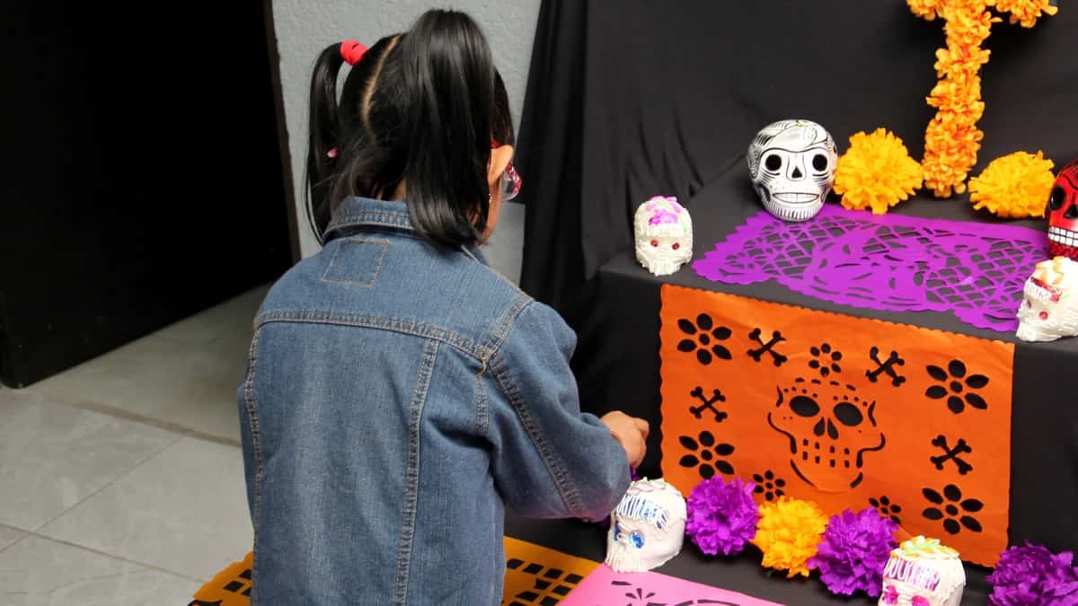 Altar de muertos 2026 | Taller familiar: Flores y papel picado para el altar