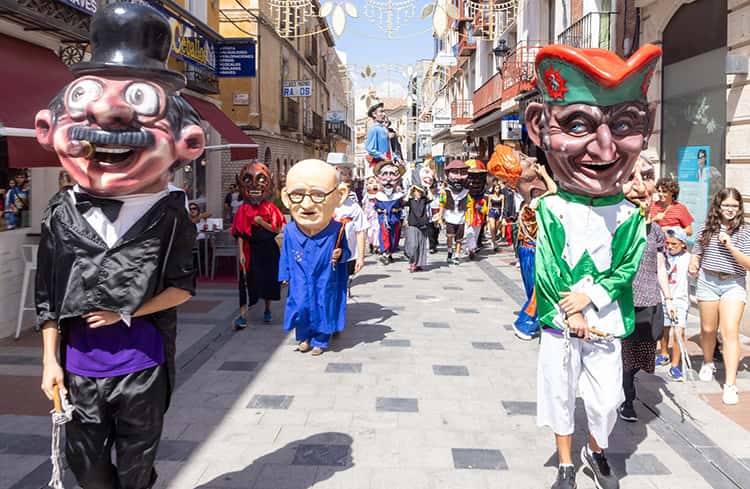 Desfile de la Comparsa de Gigantes y Cabezudos de Guadalajara