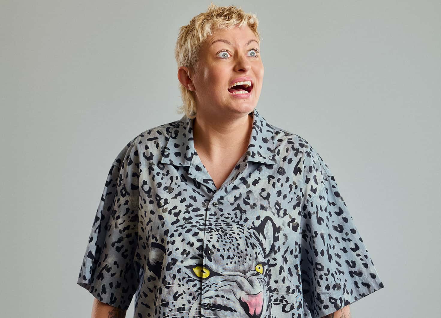 Harriet Dyer: Easily Distra...