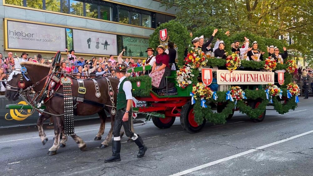 Fiestas de San Campio: desfile de carrozas