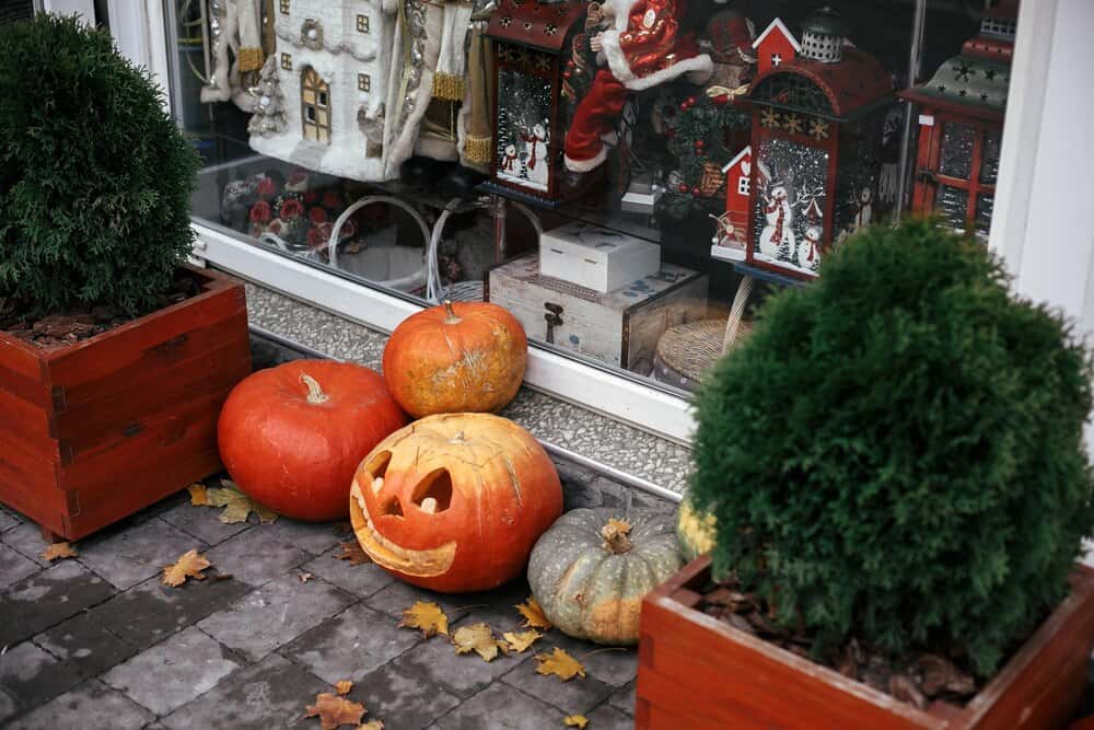 Ruta de truco o trato de Halloween en el comercio local