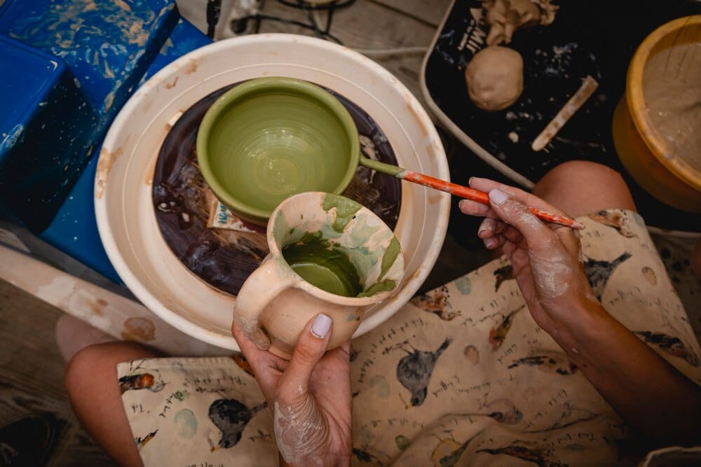Taller de decoración de platos con Maruca Cerámica