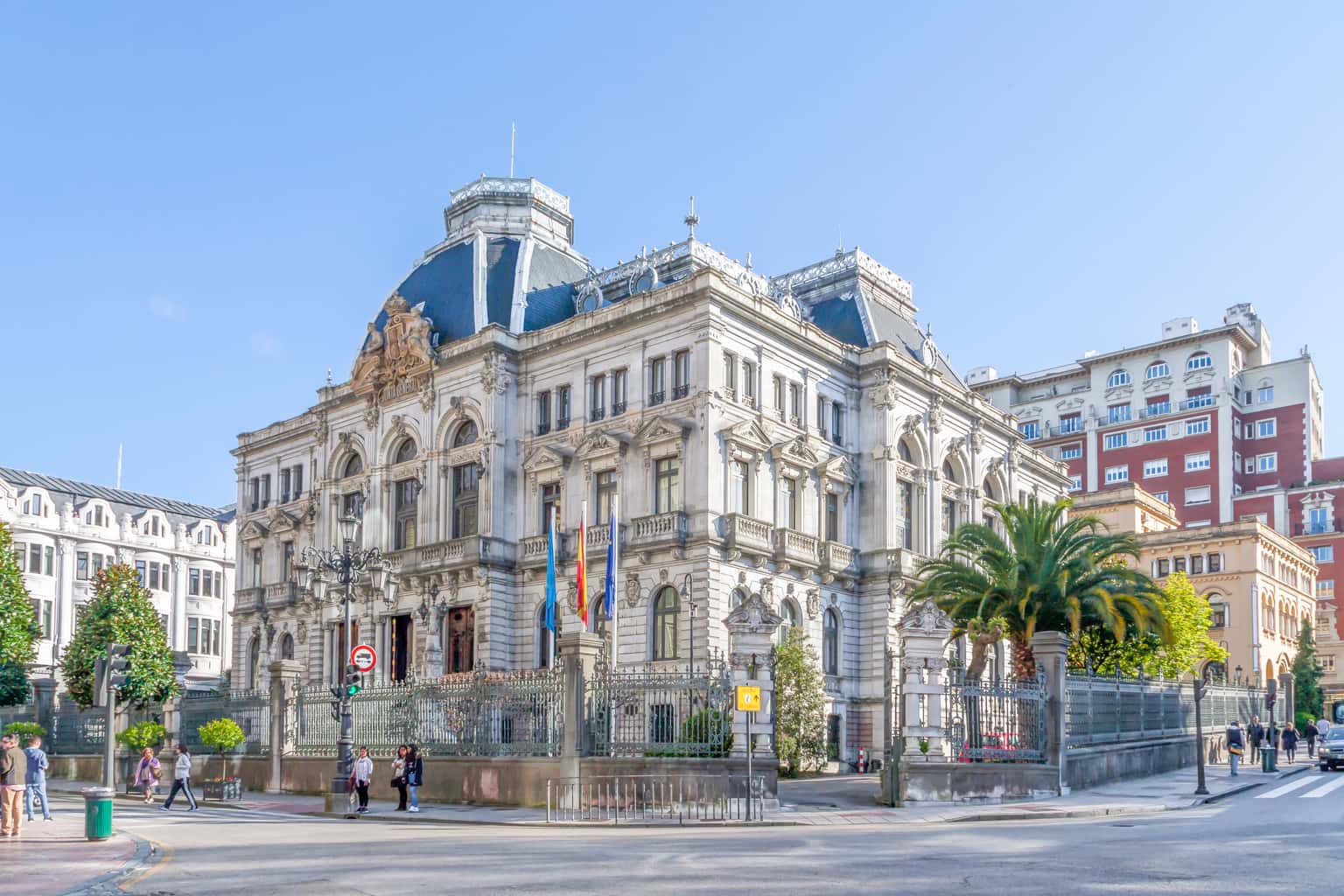 Visita nocturna al edificio de la Junta General del Principado