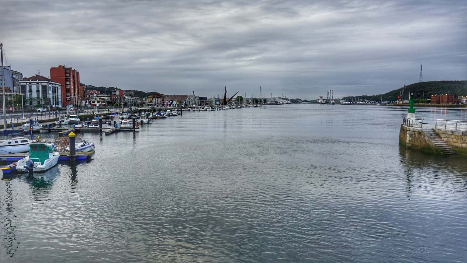Paseo de la Ría de Avilés «Manuel Ponga Santamarta»