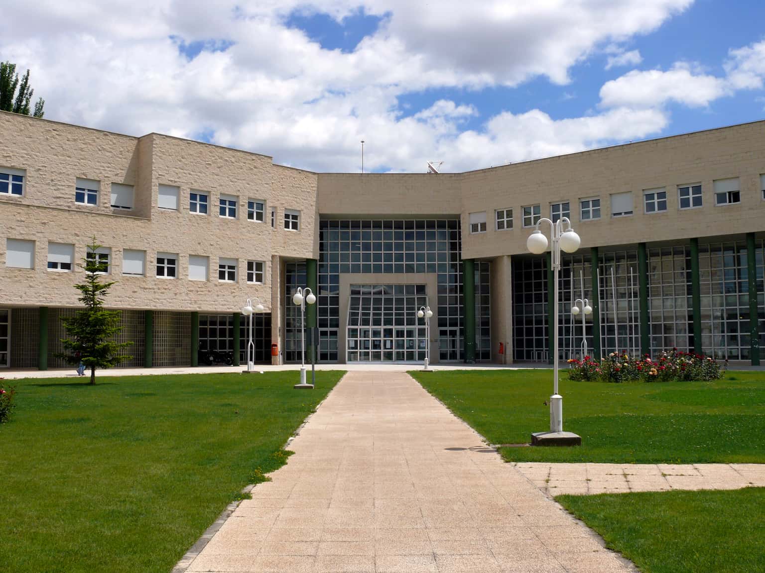 Facultad de Ciencias Sociales y Humanas