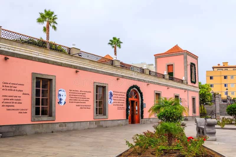 Biblioteca Pública Municipal de Arnao "Saulo Torón"