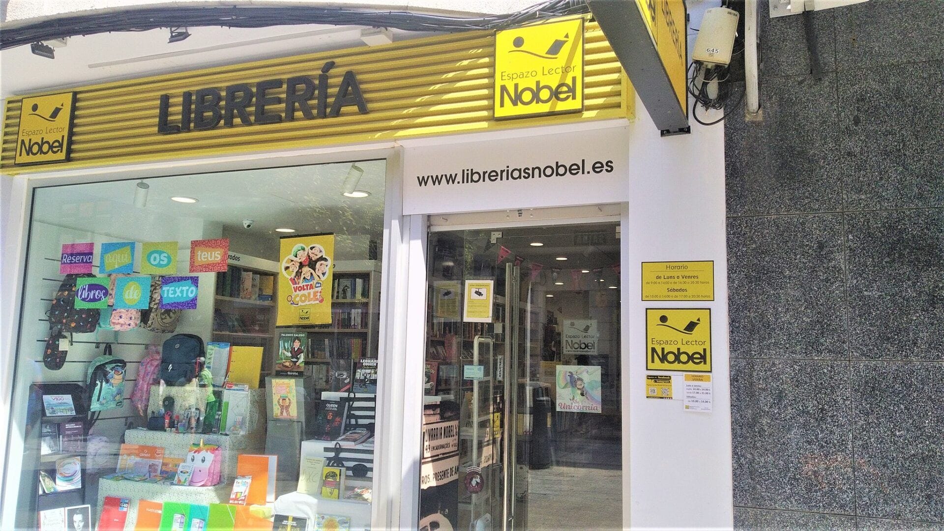 Libros e ioga na Escola de Monstros