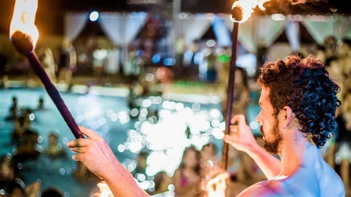 Noches temáticas de la piscina del Parque del Oeste - Brasileña