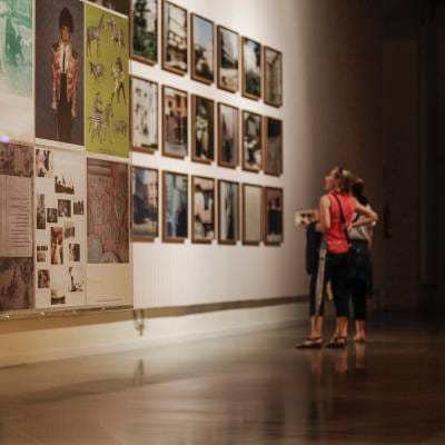 Visita dialogada: 'Standing Here Wondering Which Way to Go'