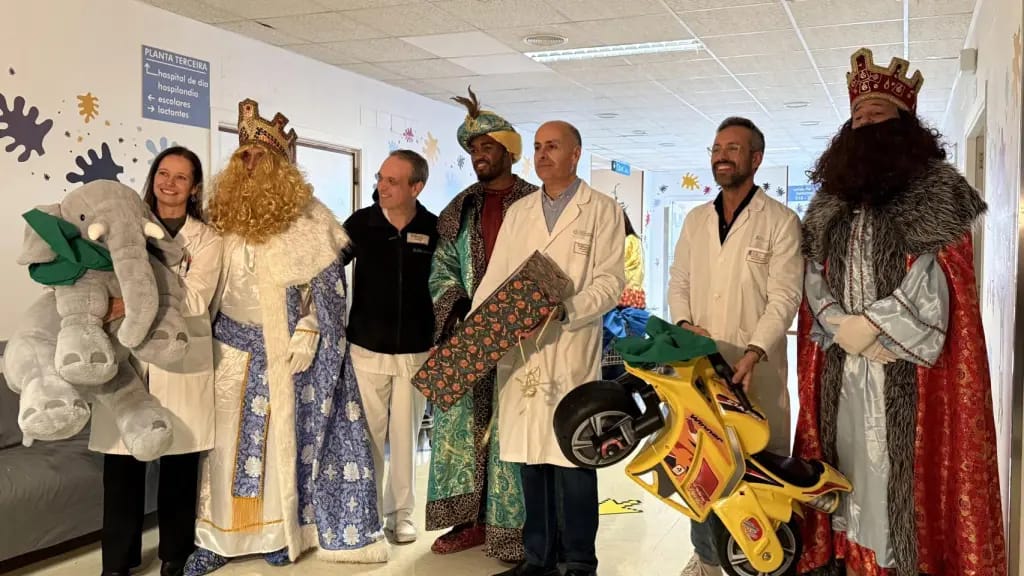 Visita de los Reyes Magos al Hospital Materno Infantil