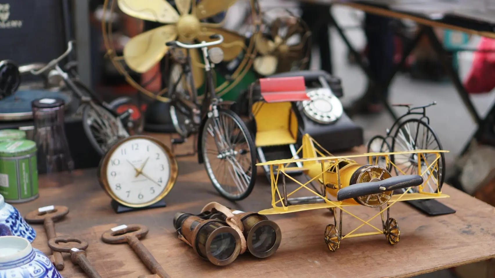 Mercadillo de antigüedades y tesoros artesanos