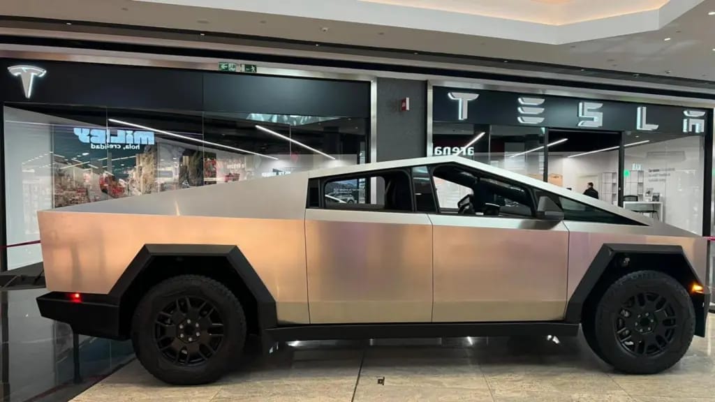 Exhibición del Tesla Cybertruck en A Coruña