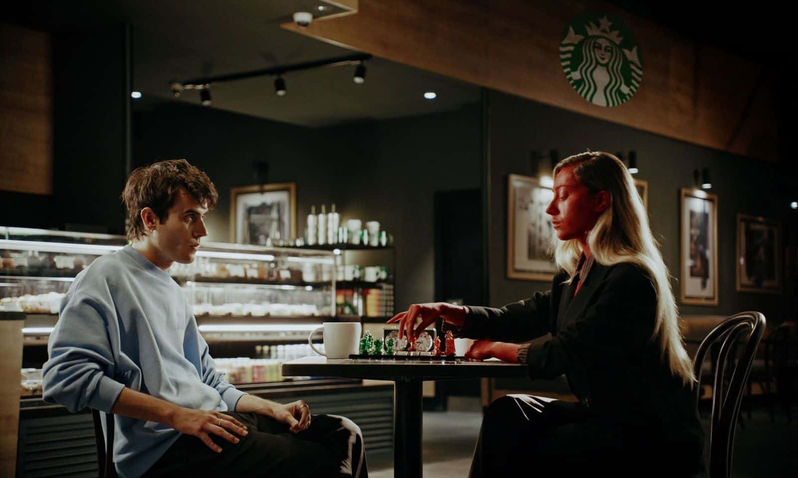 Partidas rápidas de ajedrez 'Play to Lose' - Starbucks x MilfShakes