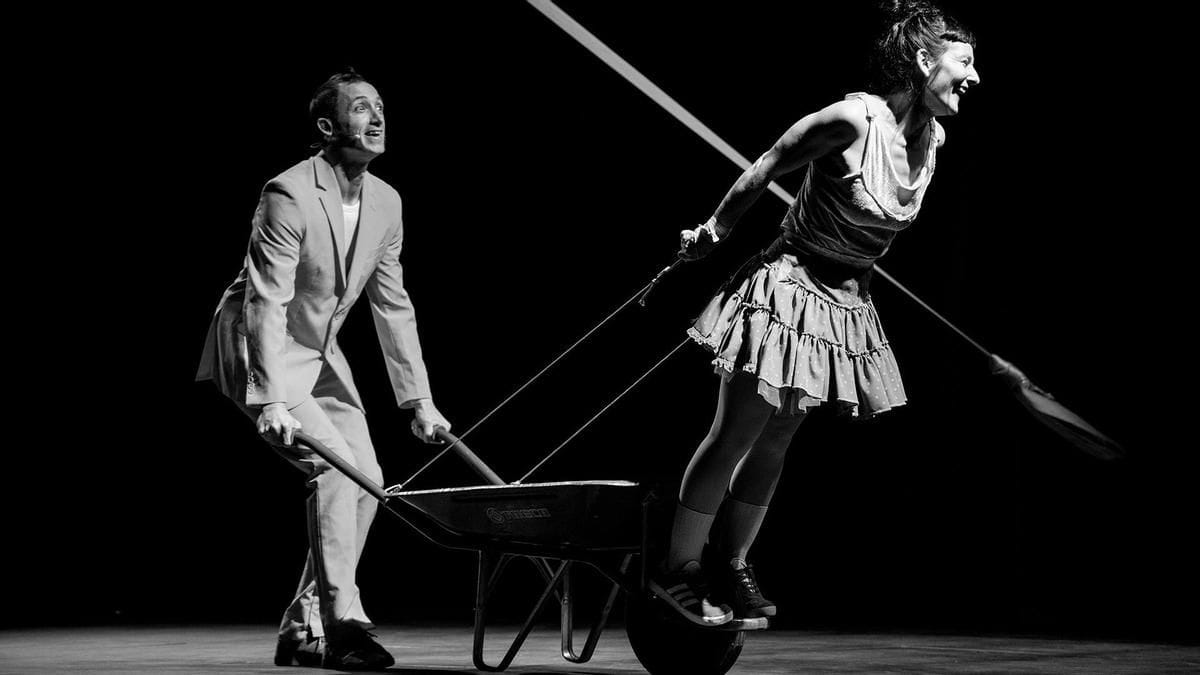 Circo contemporáneo con acrobacias, malabares y clown