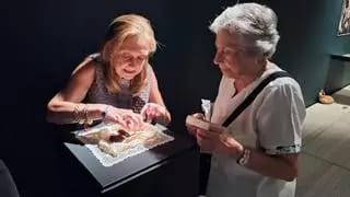 Exhibición de cascas de piñeiro fronte ao que foi fusilado Alexandre Boveda