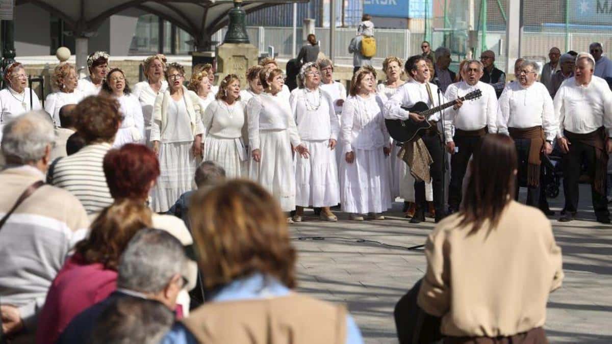 Actuación de Máis Cantos en la Praza da Peregrina