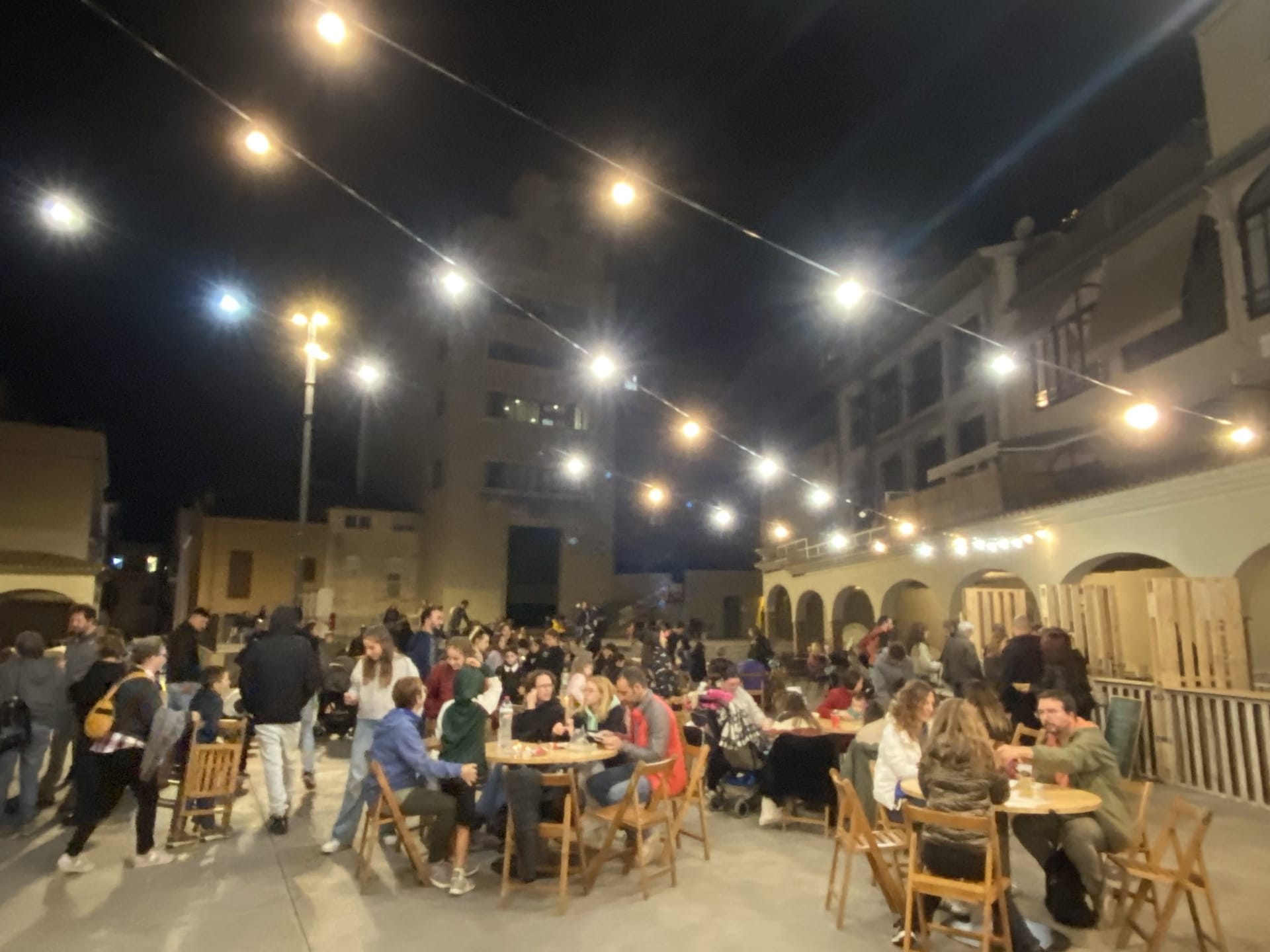 Vetllada de tapes a la Plaça Puigmercadal
