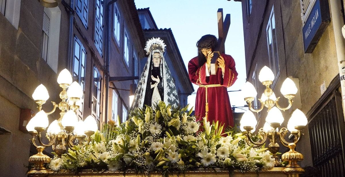 Procesión de la Virgen de la Soledad y Jesús Nazareno con la Cruz a Cuestas